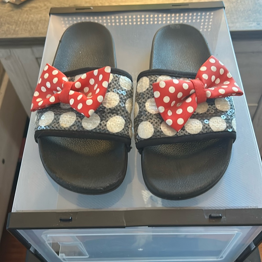 Mini Mouse flip flops. size 7